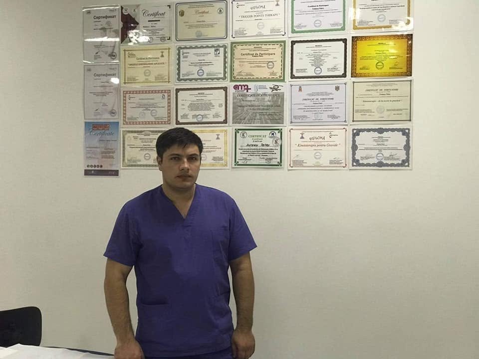 Petru Fotescu, kinetoterapeut, în cabinetul din Chișinău
